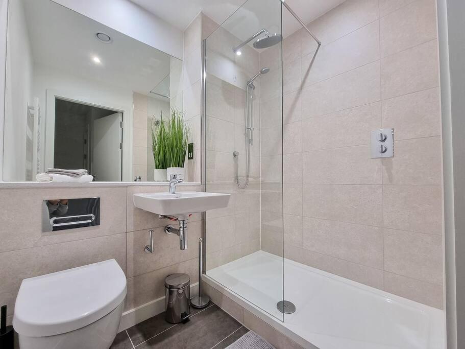 Stunning 4-Bedroom Townhouse With Free Parking 맨체스터 외부 사진