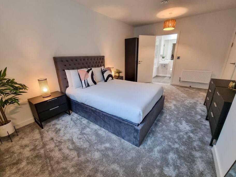 Stunning 4-Bedroom Townhouse With Free Parking 맨체스터 외부 사진