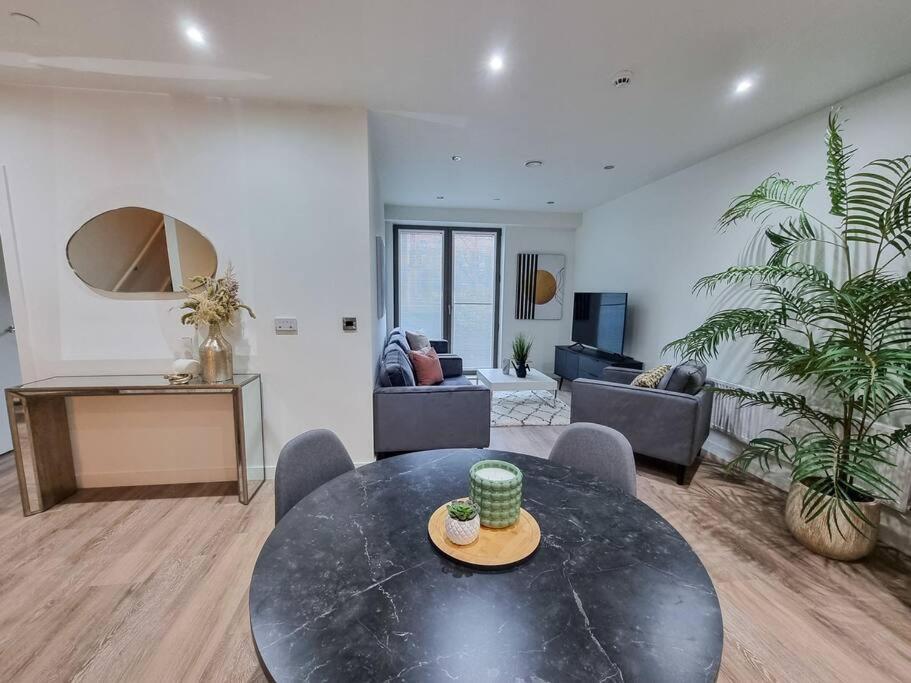 Stunning 4-Bedroom Townhouse With Free Parking 맨체스터 외부 사진