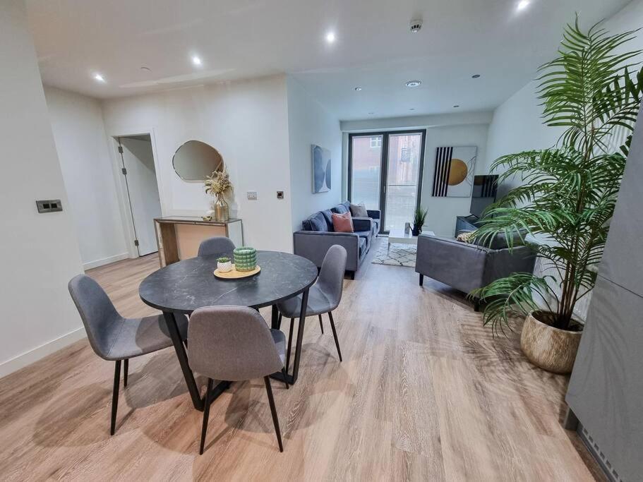 Stunning 4-Bedroom Townhouse With Free Parking 맨체스터 외부 사진